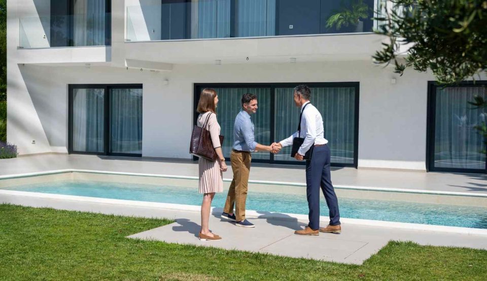 Clients meeting at investment property during real estate investment process in the Greater Bay Area